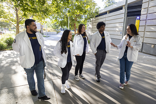 estudiantes de la Facultad de Medicina de UC Davis